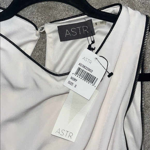 ASTR the Label Ivory Sleeveless shift mini dress Side Zipper Size Small NWT - Picture 6 of 9